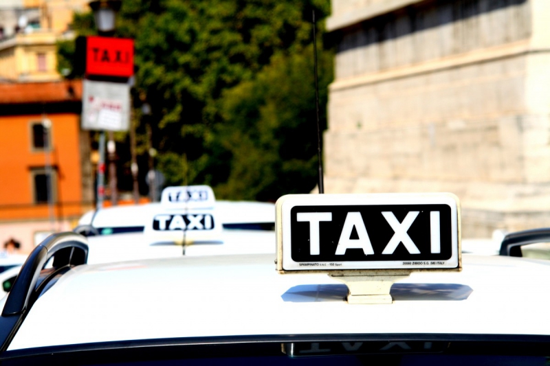 taxis-ST MARTIN VESUBIE-min_taxi_auto_rome_road_white-1051610